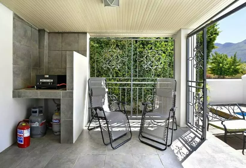 Hotelli Lemon Tree Cottage