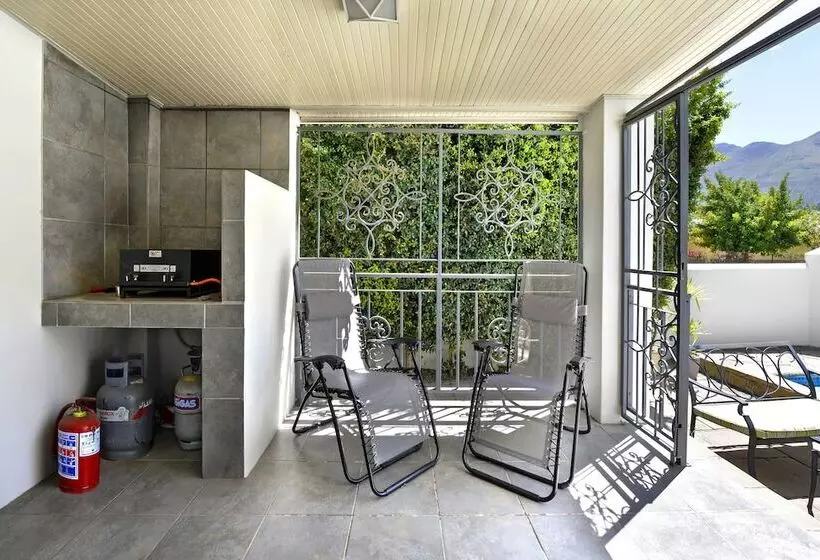 Hotelli Lemon Tree Cottage