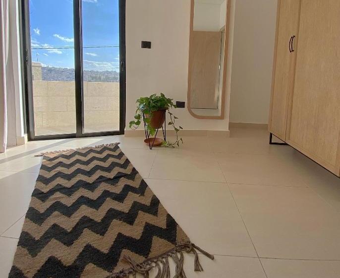 تختخواب و صبحانه Nu Fifty Two