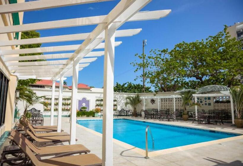 Courtleigh Hotel & Suites