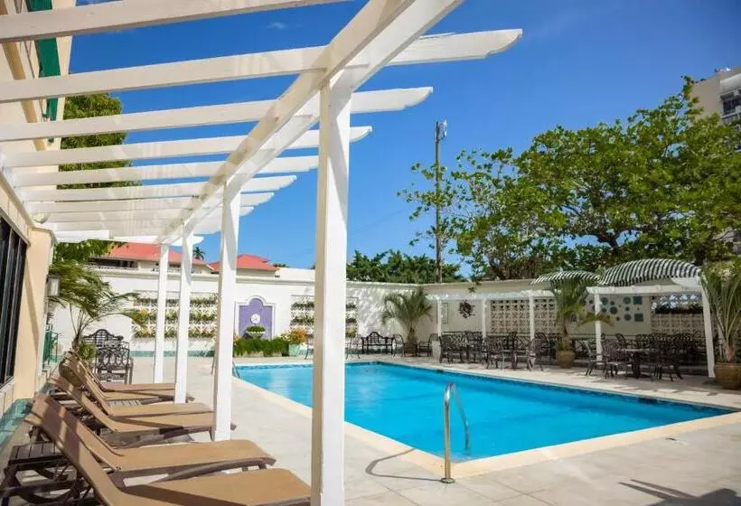 Courtleigh Hotel & Suites