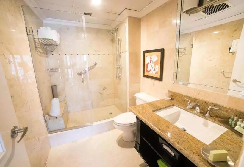 Courtleigh Hotel & Suites