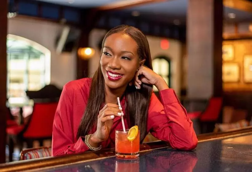 Courtleigh Hotel & Suites