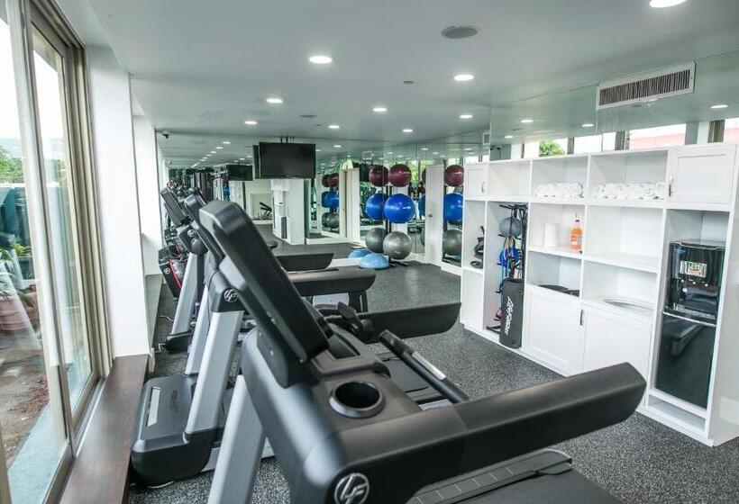 Courtleigh Hotel & Suites