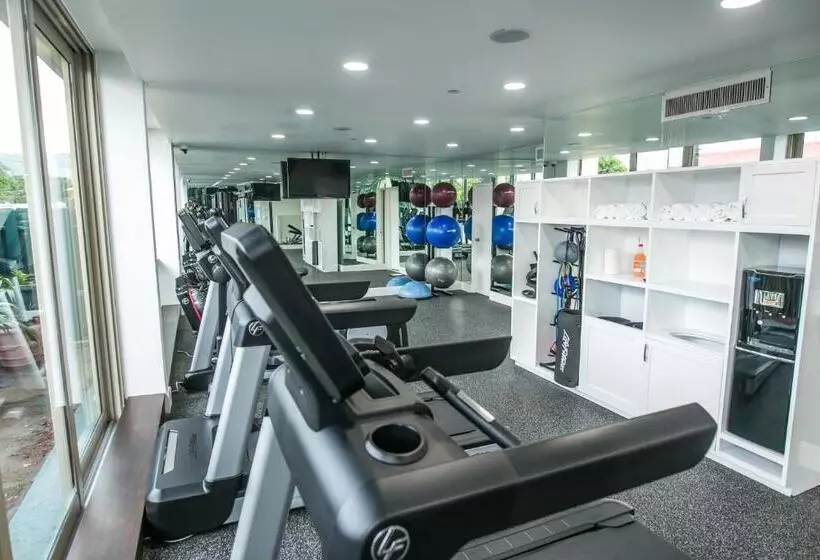 Courtleigh Hotel & Suites