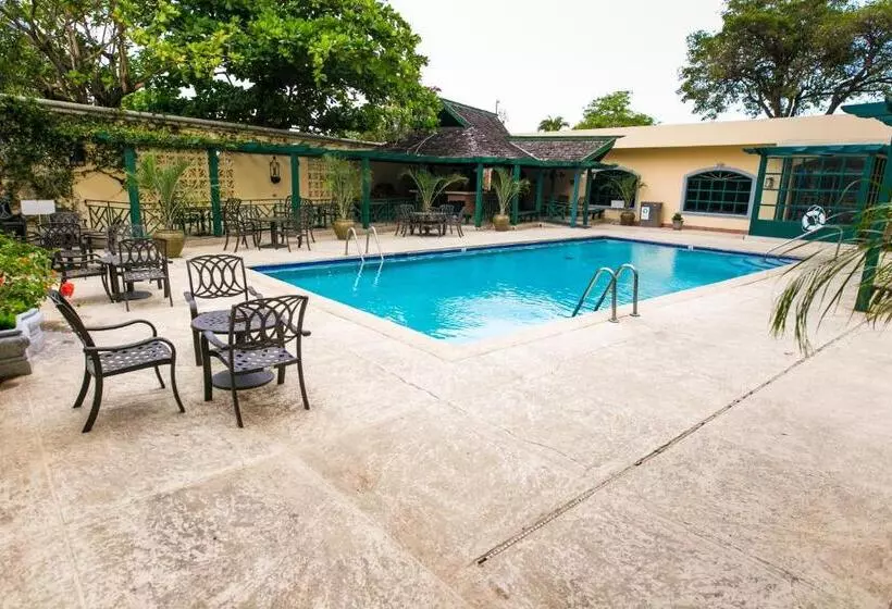 Courtleigh Hotel & Suites