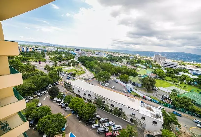 Courtleigh Hotel & Suites