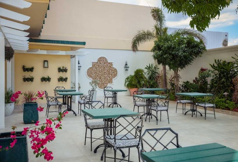 Courtleigh Hotel & Suites