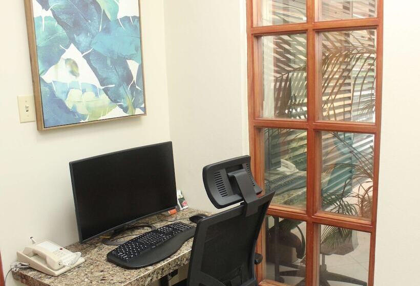 Courtleigh Hotel & Suites