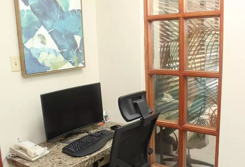 Courtleigh Hotel & Suites