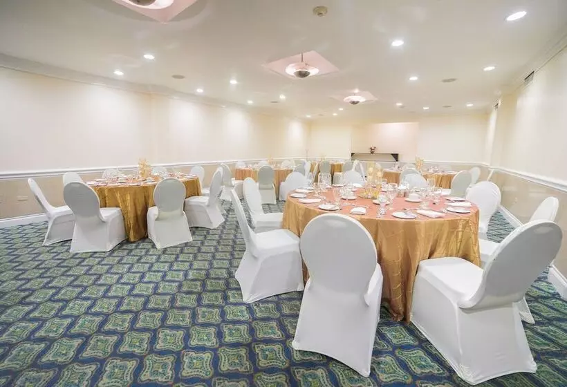 Courtleigh Hotel & Suites