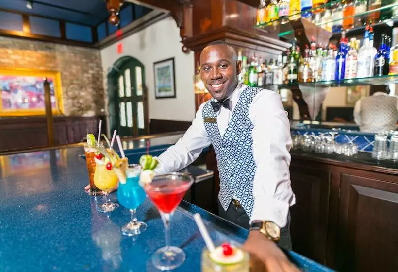 Courtleigh Hotel & Suites