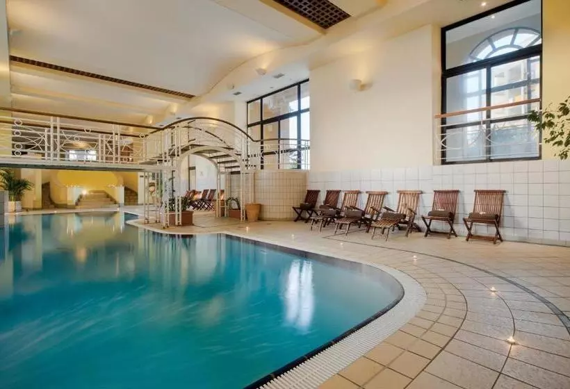 هتل Verdi St George S Bay Marina