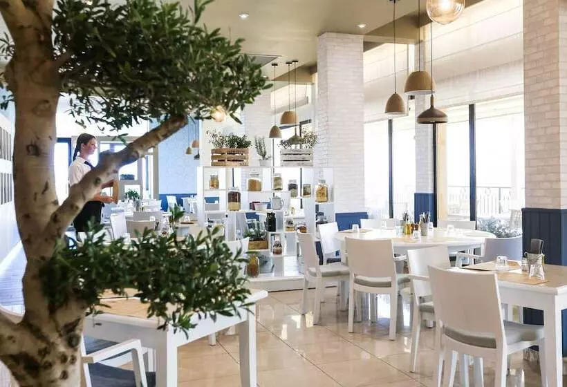 هتل Verdi St George S Bay Marina