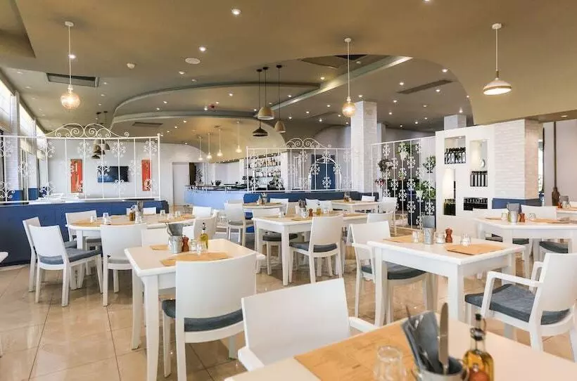 هتل Verdi St George S Bay Marina