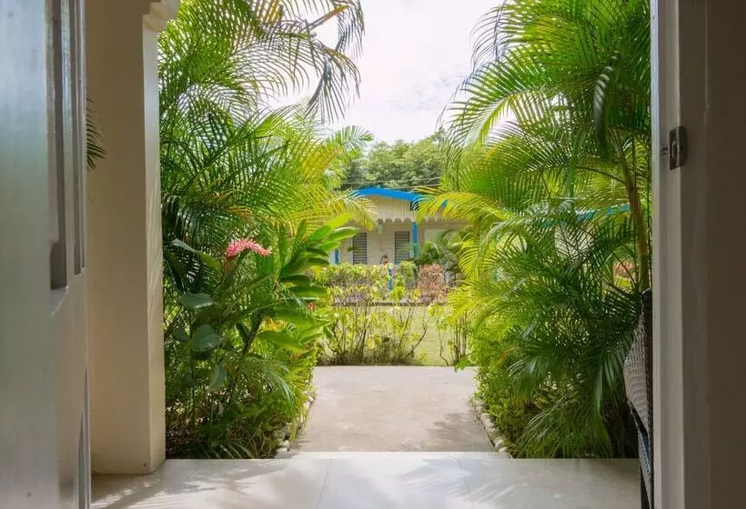 ホテル Travellers Beach Resort