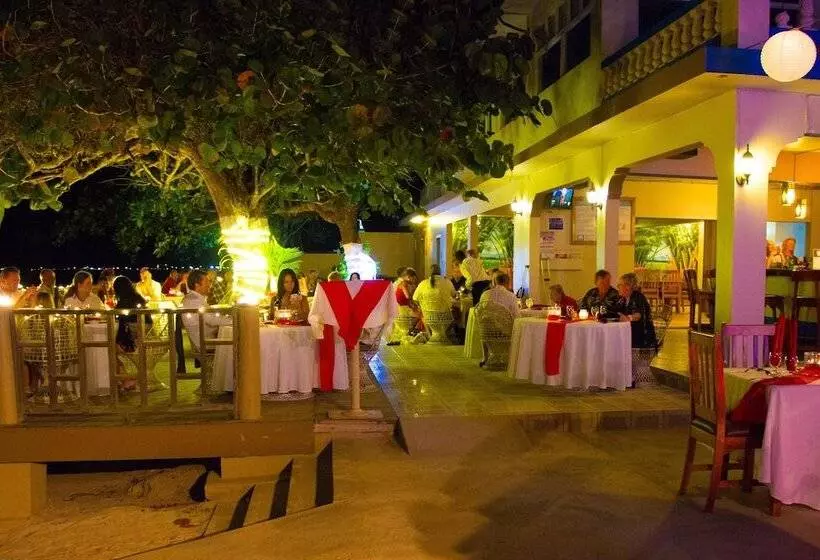 ホテル Travellers Beach Resort