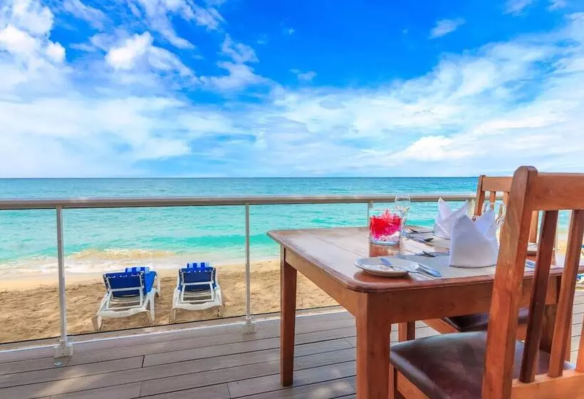 ホテル Travellers Beach Resort