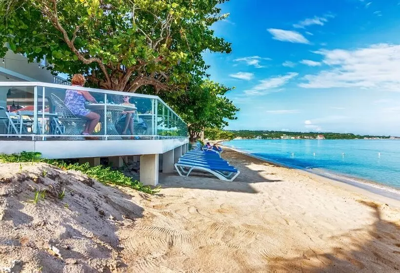 ホテル Travellers Beach Resort