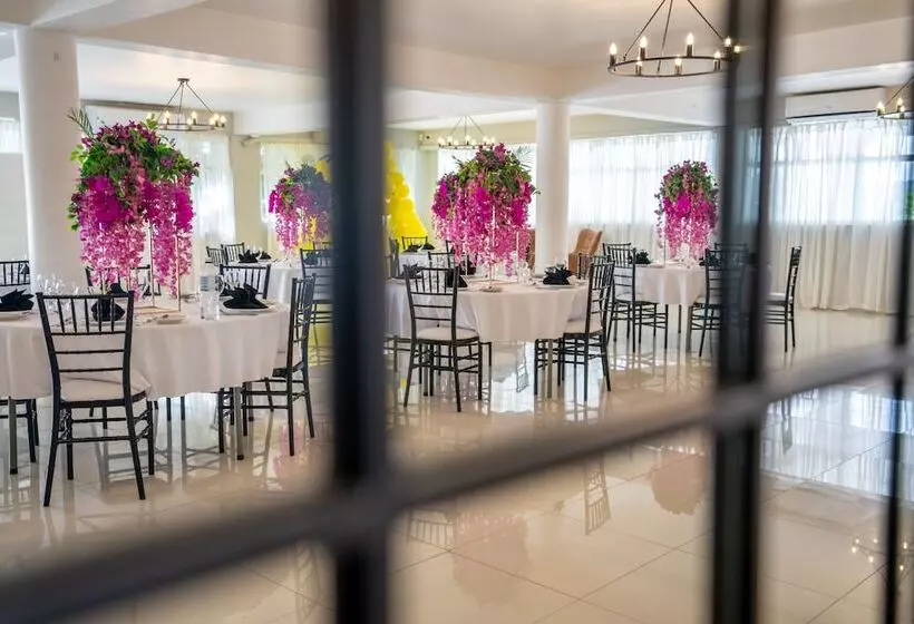 ホテル Travellers Beach Resort