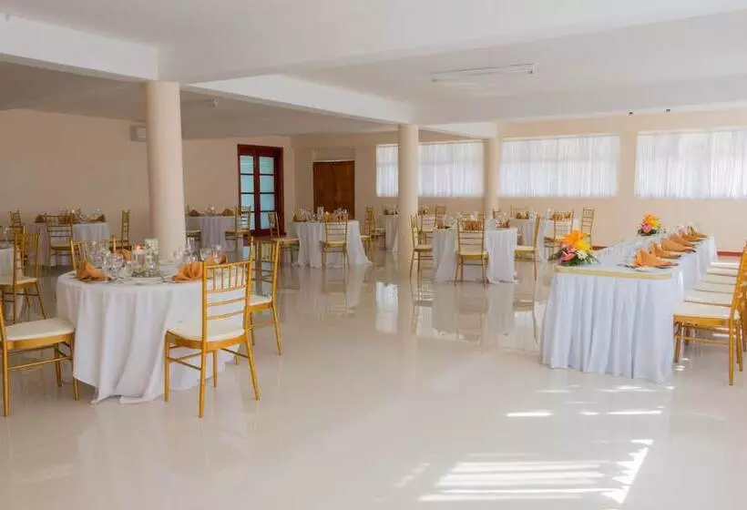 ホテル Travellers Beach Resort