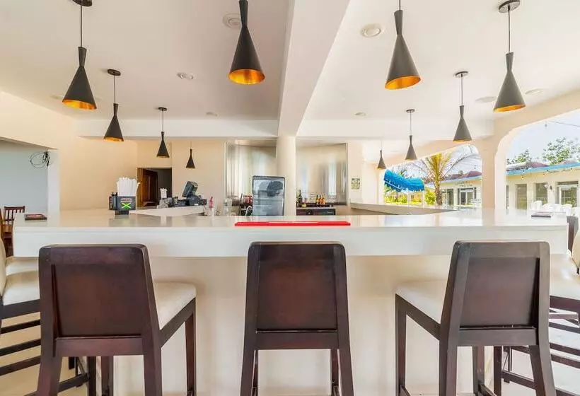 ホテル Travellers Beach Resort