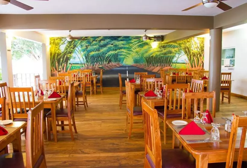 ホテル Travellers Beach Resort