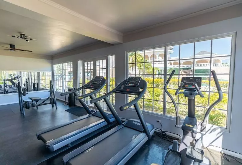 ホテル Travellers Beach Resort