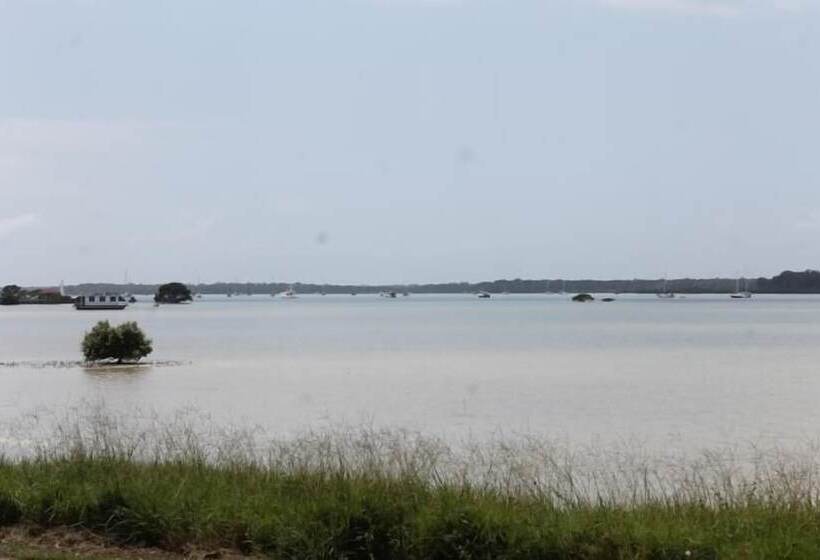 旅馆 Tin Can Bay Budget Accommodation