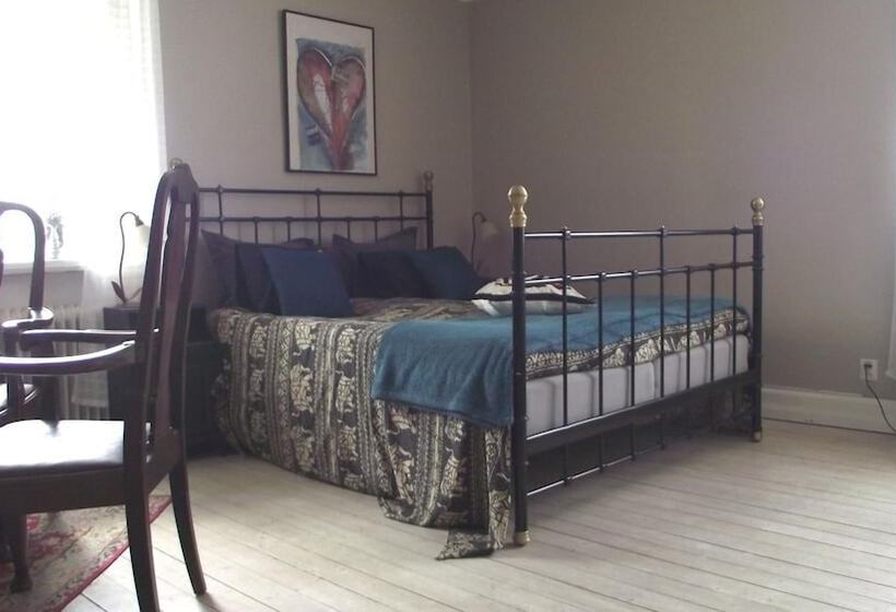 פנסיון The Garden Hill