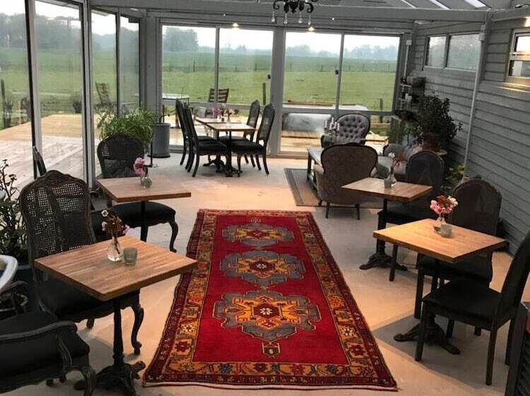 פנסיון The Garden Hill