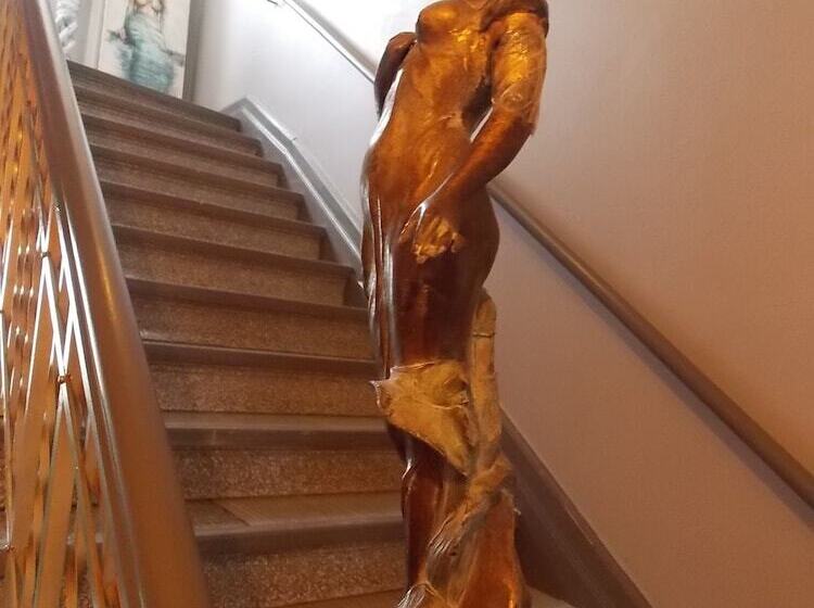 פנסיון The Garden Hill