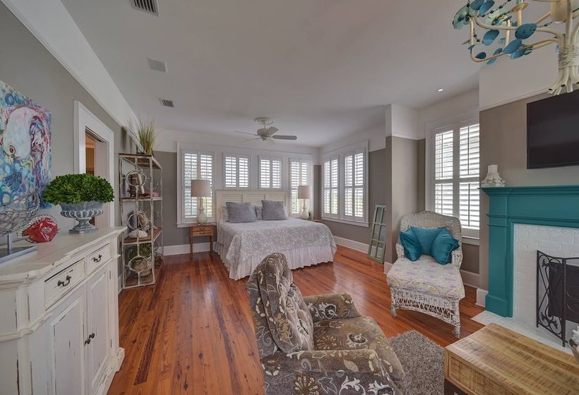 18 Coast Cottage Lane By Hodnett Cooper