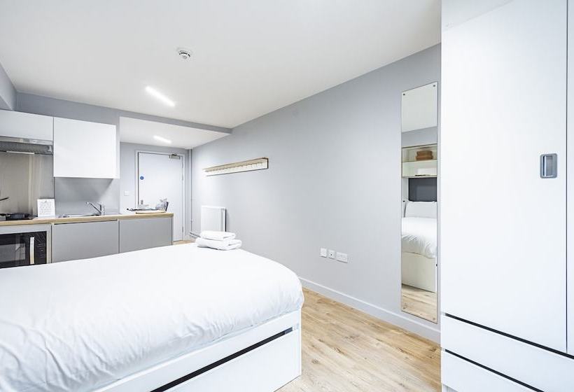 Magnificent Rooms Studios & Apartments