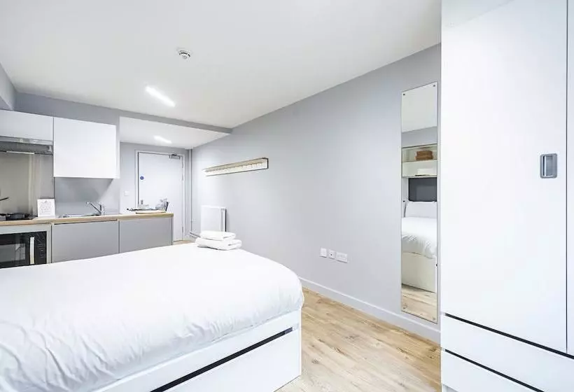 Magnificent Rooms Studios & Apartments
