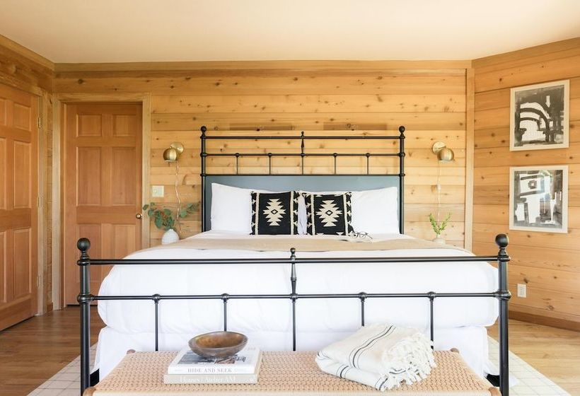 Wildwood By Avantstay | Cabin W/ 3 Decks, Ping Pong, Fire Pits, & Outdoor Grill