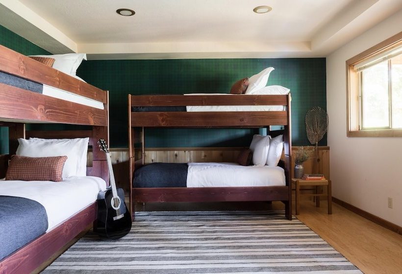 Wildwood By Avantstay | Cabin W/ 3 Decks, Ping Pong, Fire Pits, & Outdoor Grill