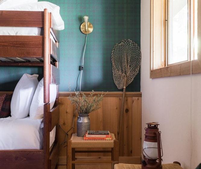 Wildwood By Avantstay | Cabin W/ 3 Decks, Ping Pong, Fire Pits, & Outdoor Grill