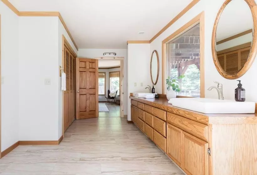 Wildwood By Avantstay | Cabin W/ 3 Decks, Ping Pong, Fire Pits, & Outdoor Grill