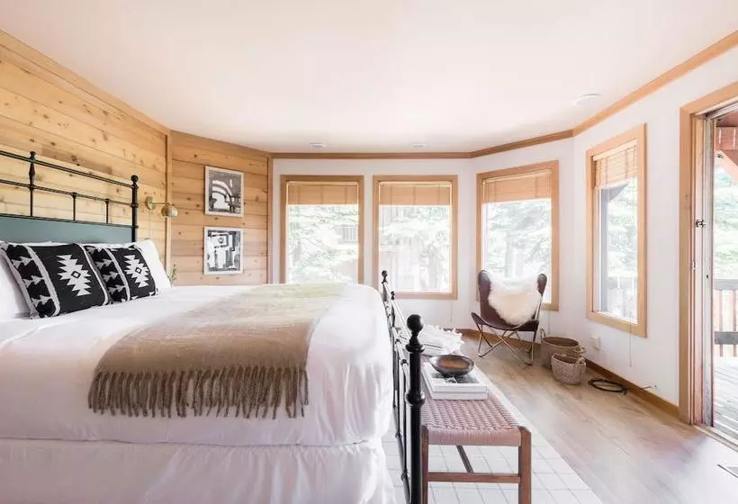 Wildwood By Avantstay | Cabin W/ 3 Decks, Ping Pong, Fire Pits, & Outdoor Grill