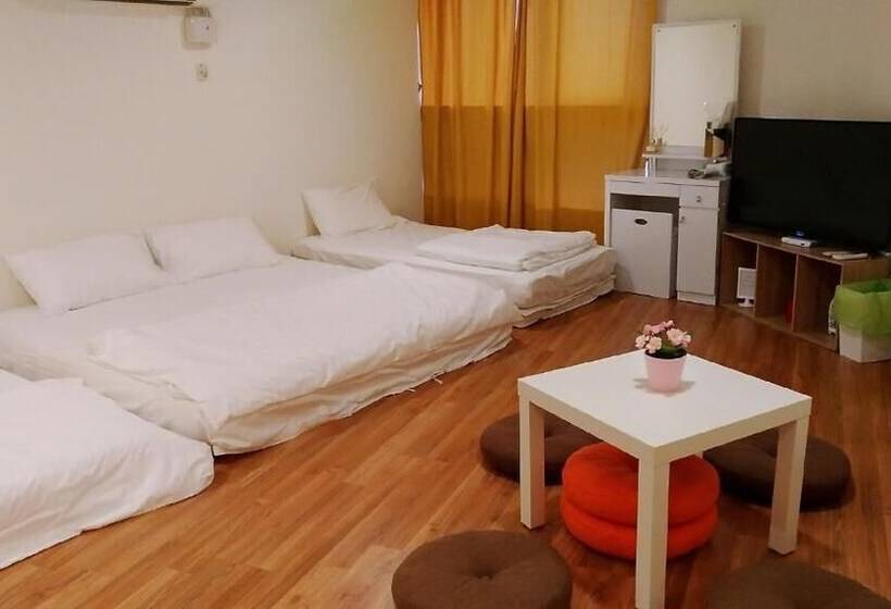 پانسیون Walk Around Tainan