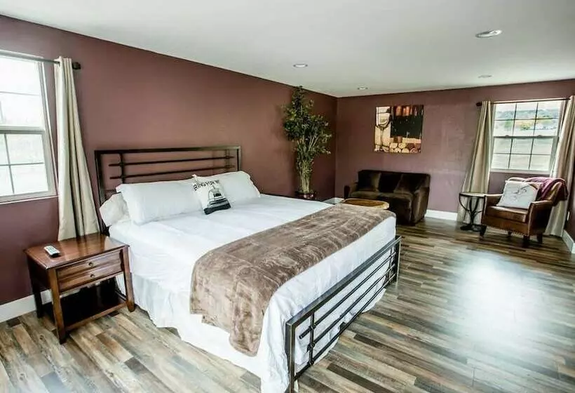 Wine Suite At Rellik House. Winery & Alpaca Farm