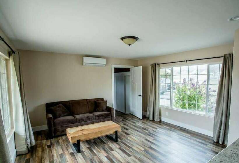 Wine Suite At Rellik House. Winery & Alpaca Farm