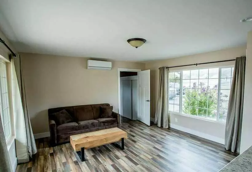 Wine Suite At Rellik House. Winery & Alpaca Farm