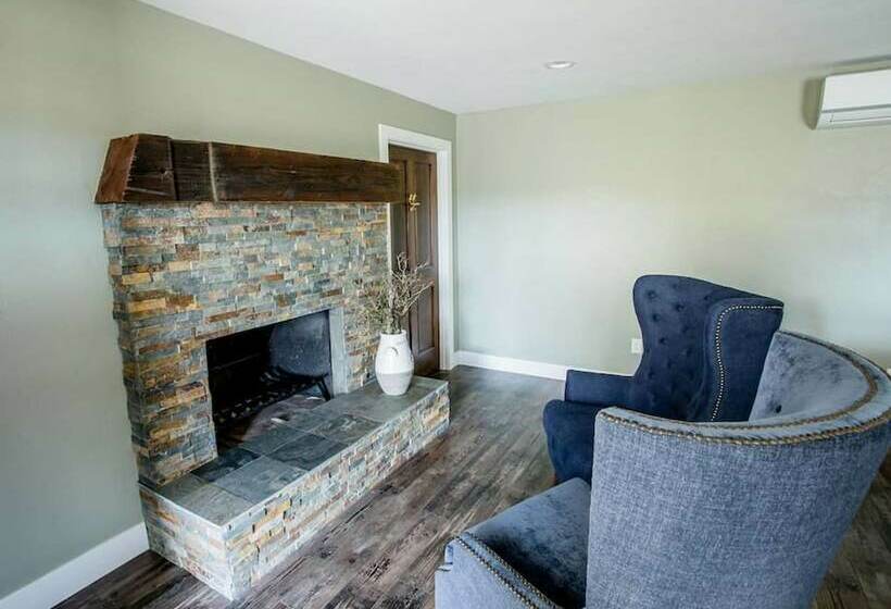 Wine Suite At Rellik House. Winery & Alpaca Farm