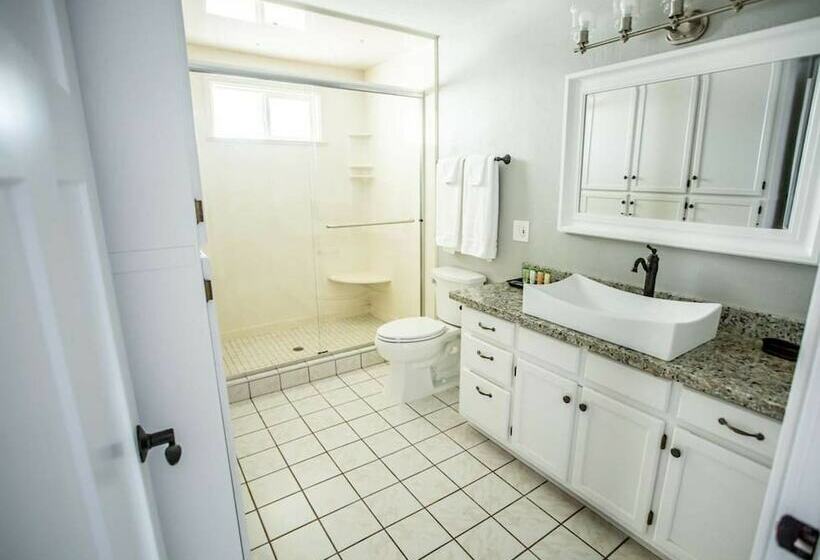 Wine Suite At Rellik House. Winery & Alpaca Farm