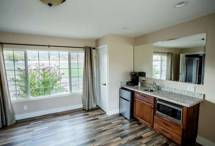 Wine Suite At Rellik House. Winery & Alpaca Farm