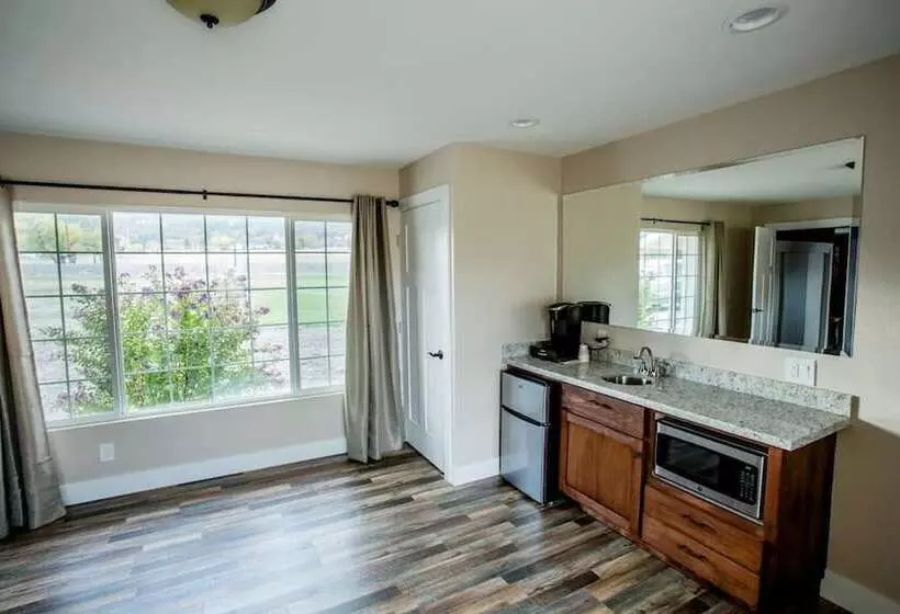 Wine Suite At Rellik House. Winery & Alpaca Farm