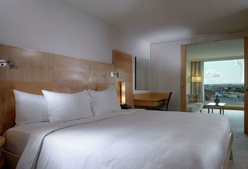 בית מלון כפרי Hilton Zurich Airport