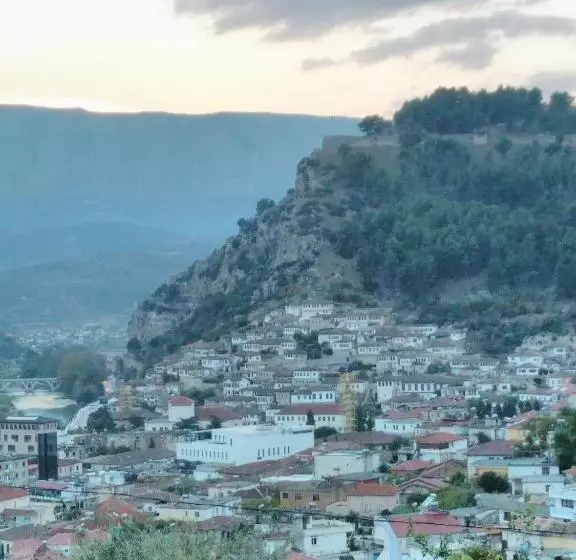 ユースホステル Guest House Pashollari